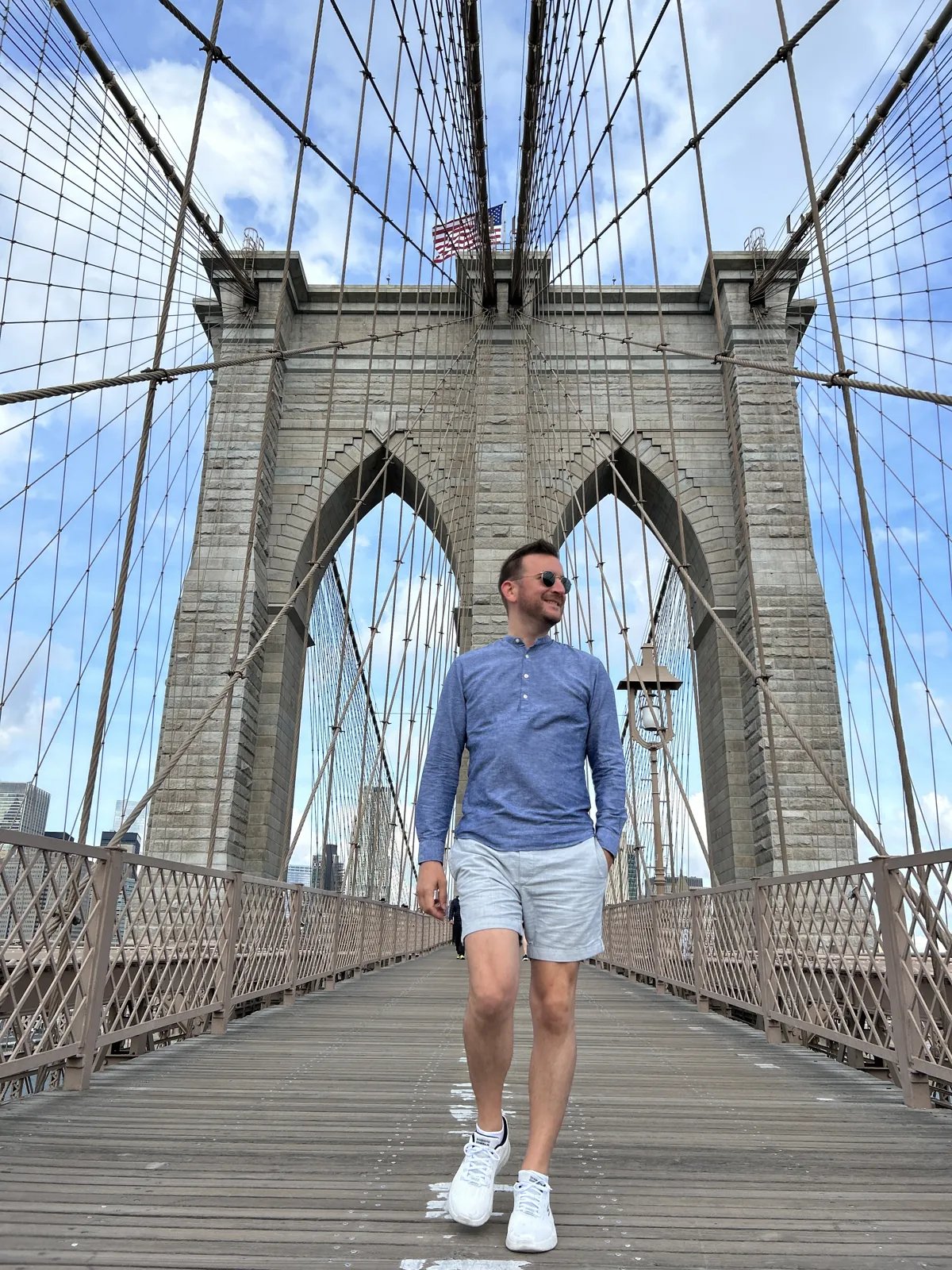 New York en 5 jours : mon carnet de voyage et mes conseils testés sur place 33 Mike qui marche sur la passerelle en bois du Brooklyn Bridge