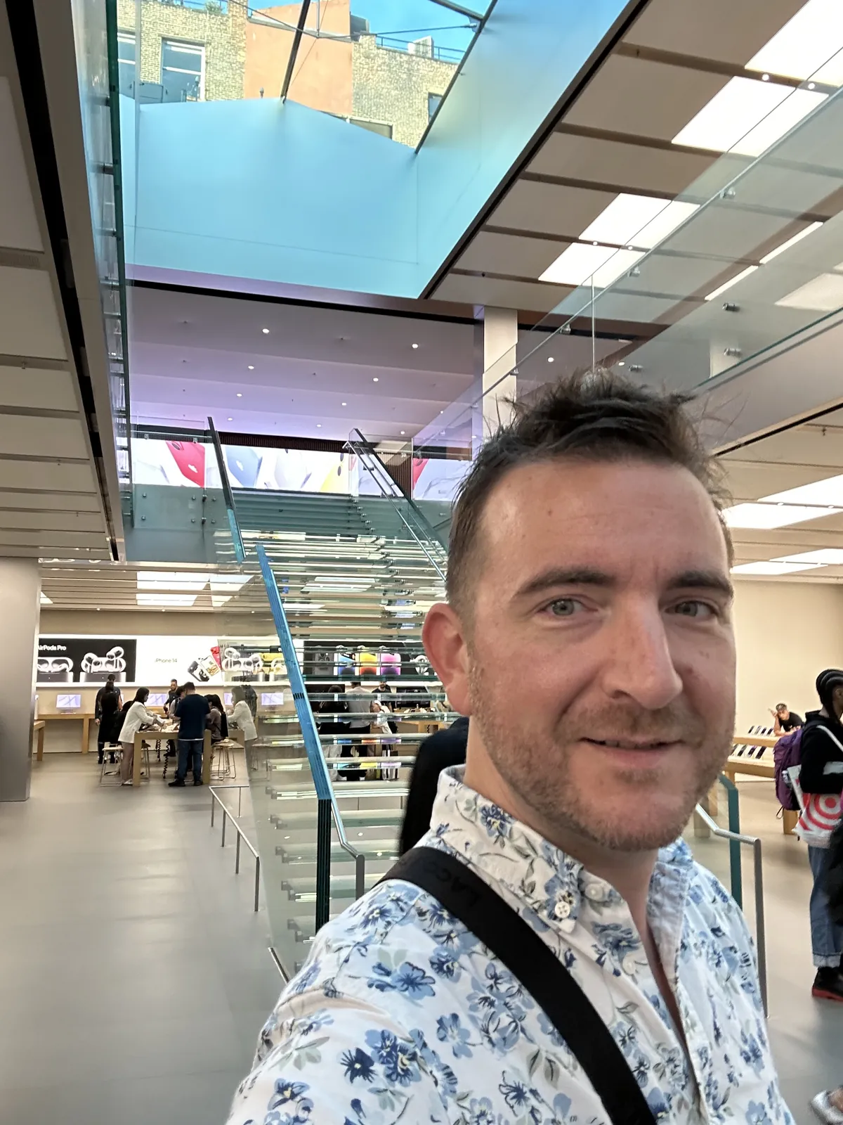 New York en 5 jours : mon carnet de voyage et mes conseils testés sur place 15 Selfie de Mike dans l'Apple Store de SoHo à New York