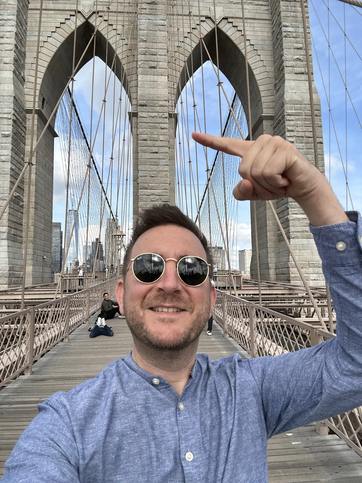 New York en 5 jours : mon carnet de voyage et mes conseils testés sur place 34 Selfie de Mike devant une tour du Brooklyn Bridge
