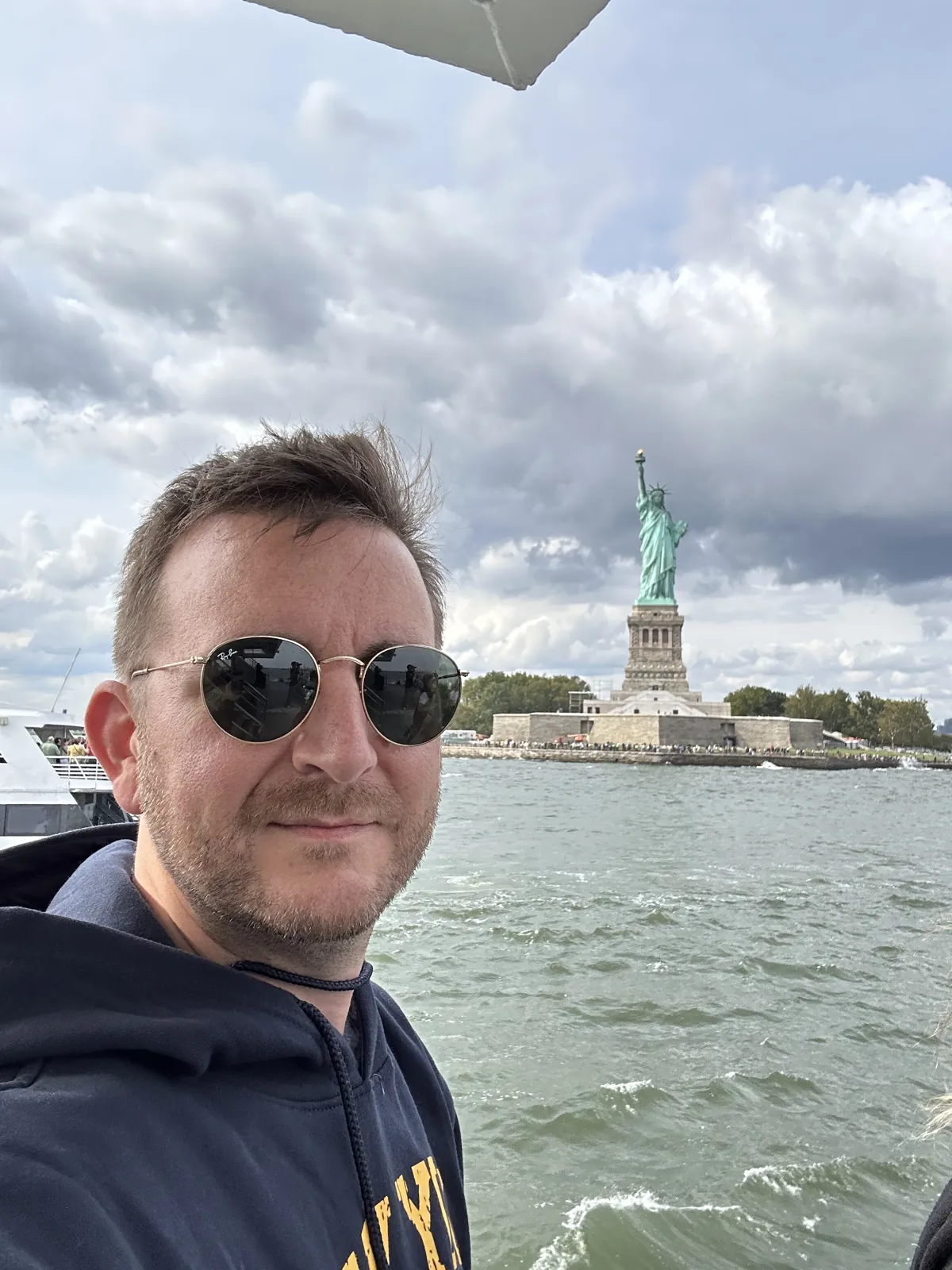 New York en 5 jours : mon carnet de voyage et mes conseils testés sur place 39 Selfie de Mike sur le bateau devant la Statue de la Liberté