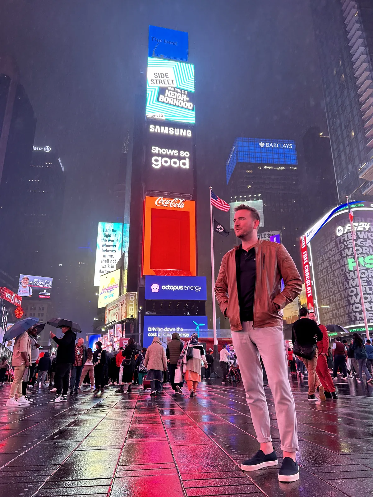 New York en 5 jours : mon carnet de voyage et mes conseils testés sur place 52 Mike à Times Square sous la pluie, les écrans reflétés sur le sol mouillé
