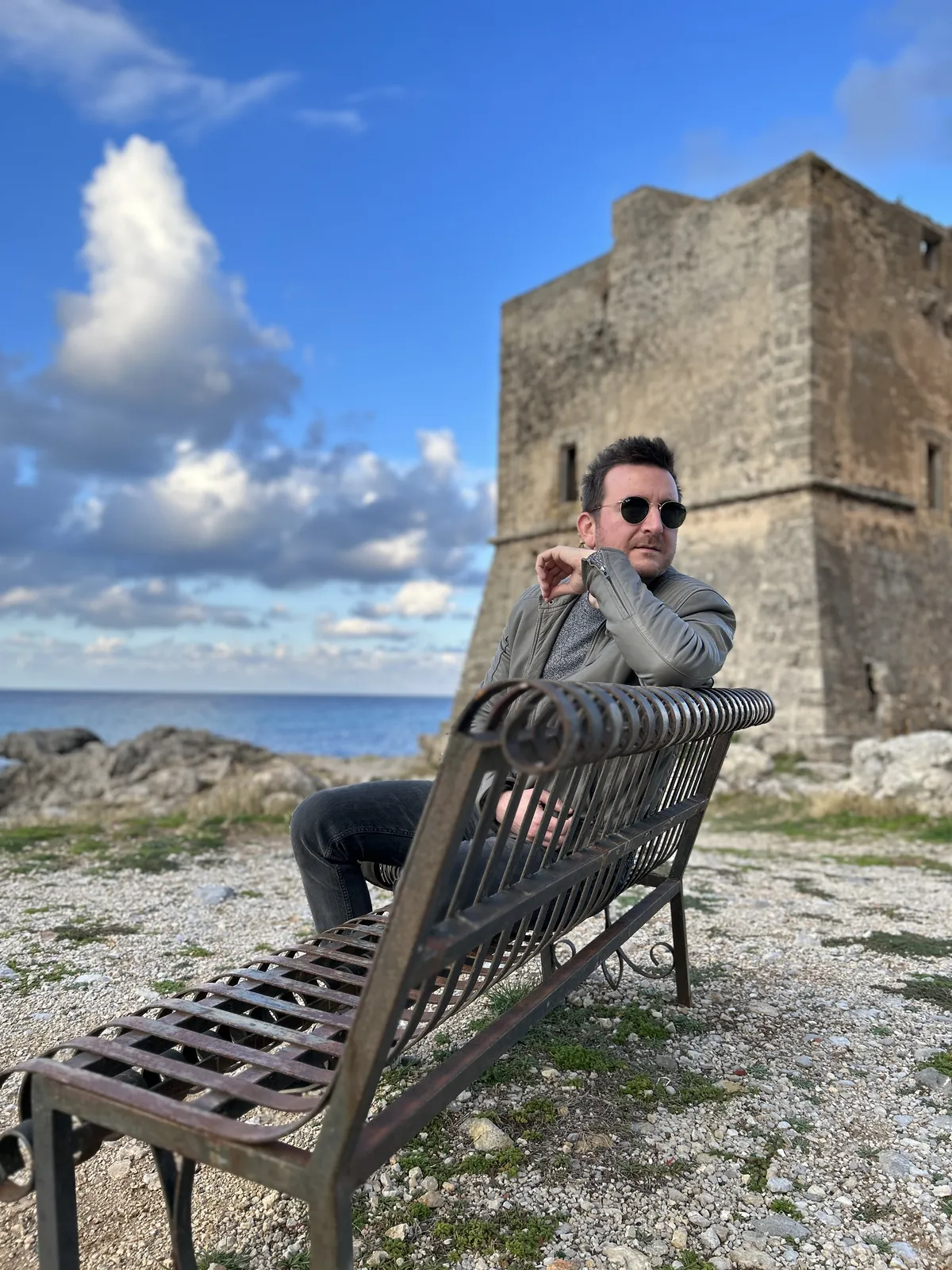 Visiter Palerme en 3 jours : mon carnet de voyage testé sur place 58 Mike, sur un banc au pied de la Torre Pozzillo, à deux minutes de l'aéroport