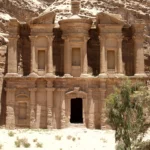 Le Monastère (Ad Deir) taillé dans la roche rose à Pétra, temps fort d'un itinéraire de 10 jours en Jordanie