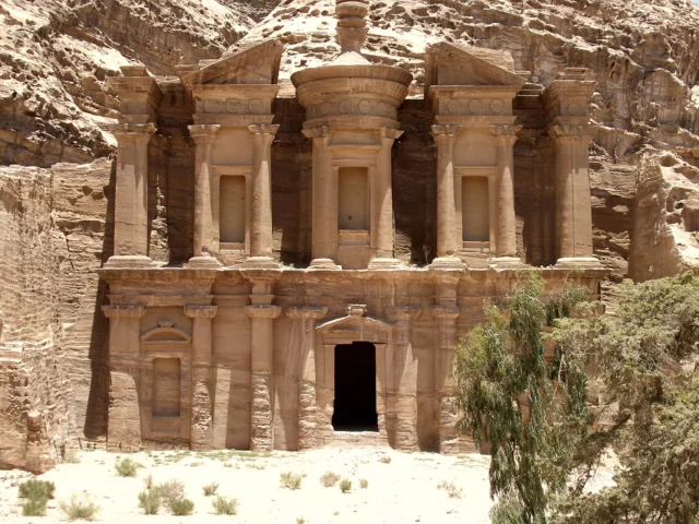 Le Monastère (Ad Deir) taillé dans la roche rose à Pétra, temps fort d'un itinéraire de 10 jours en Jordanie