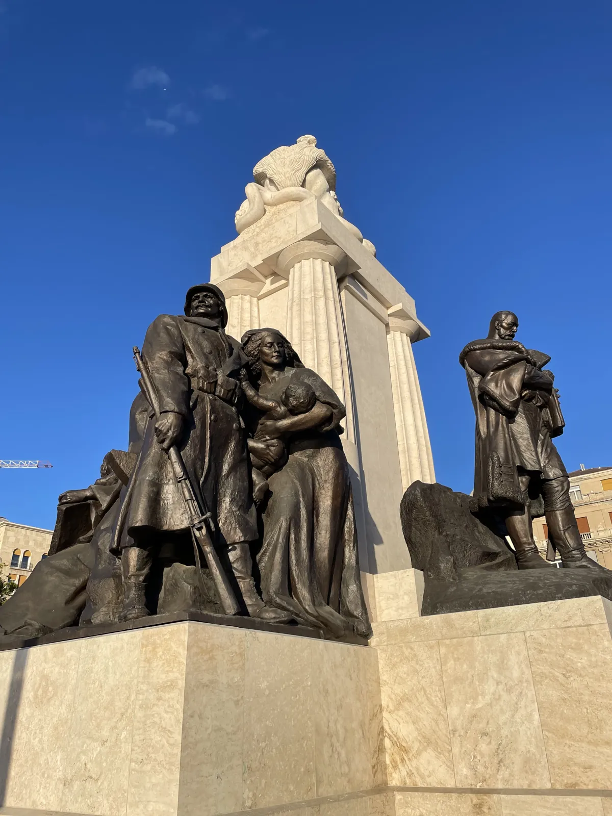 Budapest en 4 jours : mon carnet de voyage et mes bonnes adresses testées sur place 32 Le monument Kossuth et ses statues de bronze sur la place du Parlement