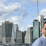 Mike sur le Brooklyn Bridge devant la skyline de Manhattan, en septembre