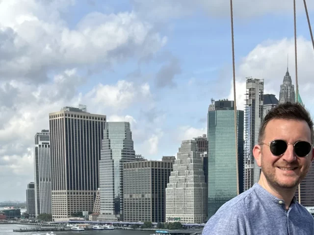 Mike sur le Brooklyn Bridge devant la skyline de Manhattan, en septembre