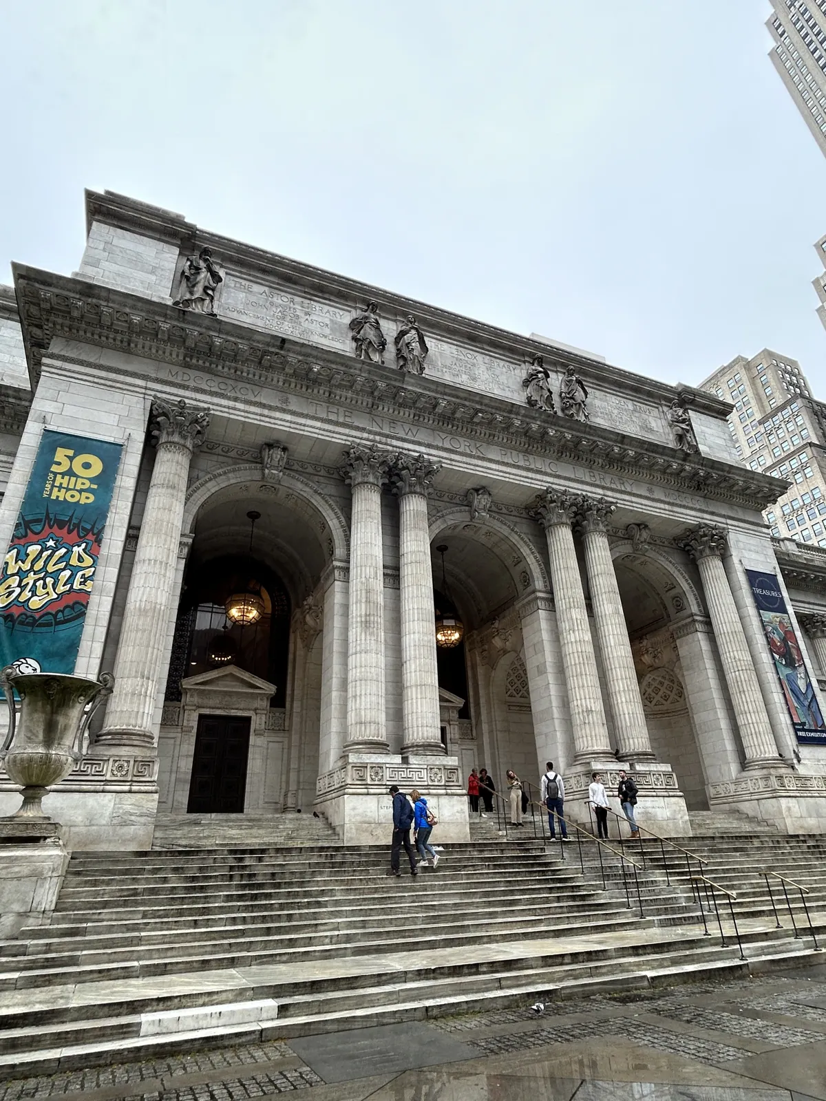 New York en 5 jours : mon carnet de voyage et mes conseils testés sur place 53 La façade de la New York Public Library un matin de pluie