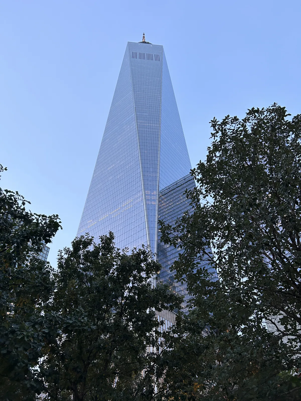 New York en 5 jours : mon carnet de voyage et mes conseils testés sur place 43 Le One World Trade Center au crépuscule depuis le Mémorial