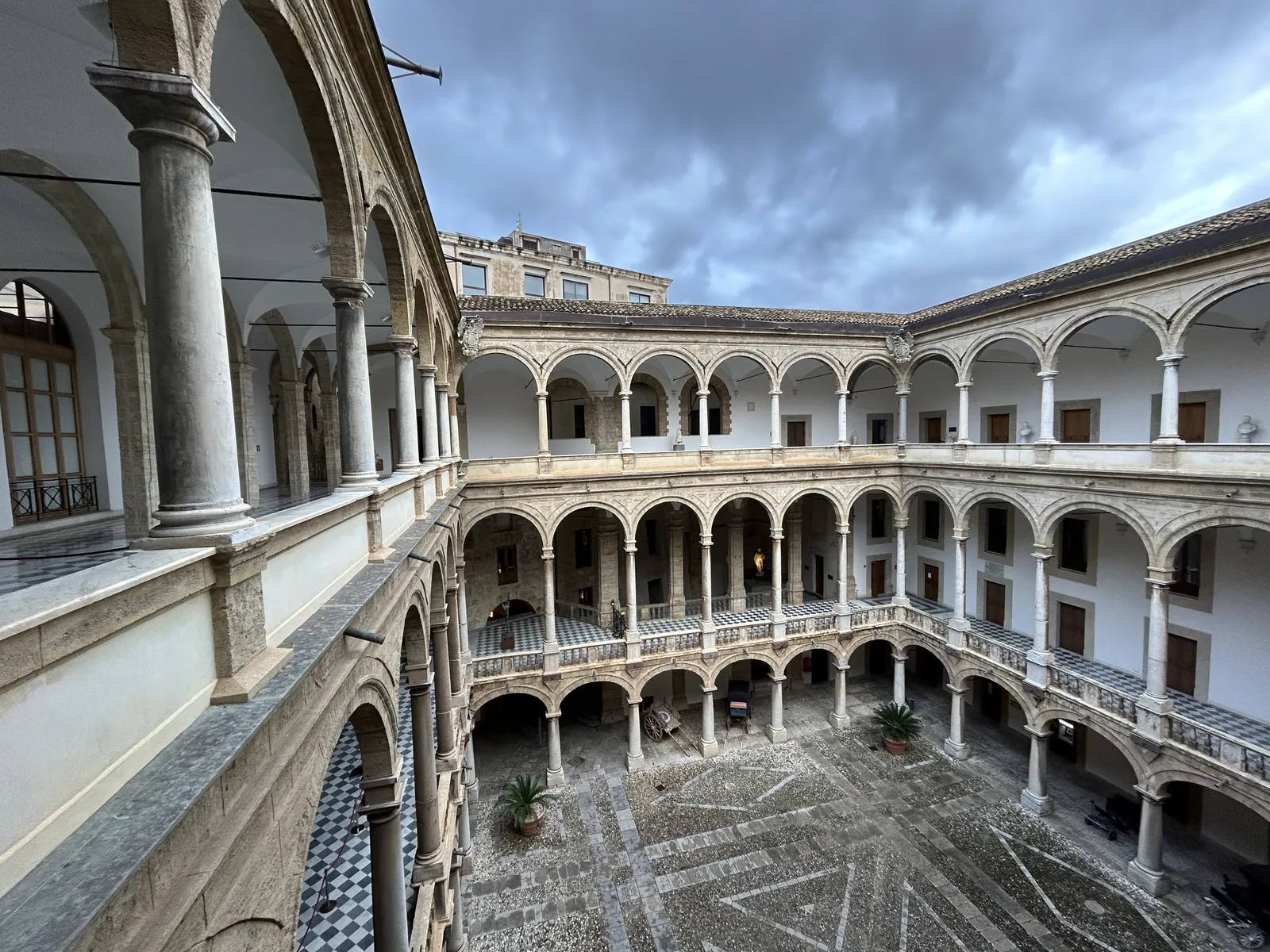 Visiter Palerme en 3 jours : mon carnet de voyage testé sur place 42 La cour à arcades du palais des Normands