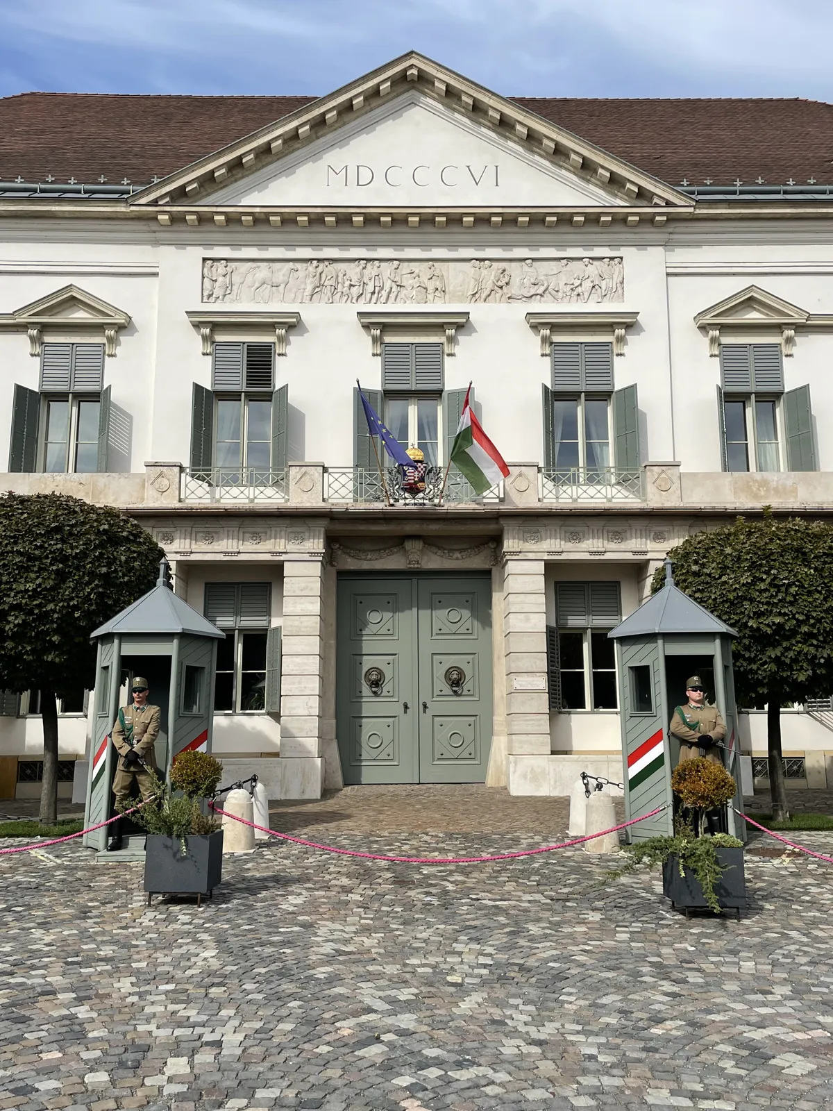 Budapest en 4 jours : mon carnet de voyage et mes bonnes adresses testées sur place 64 Le palais Sándor, résidence du président hongrois, et ses gardes