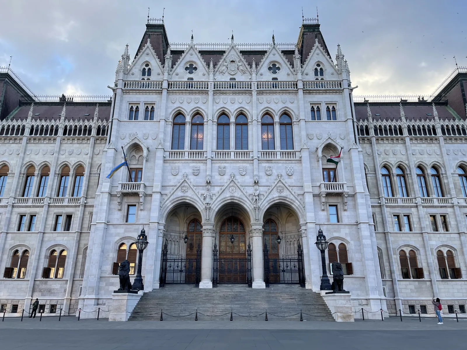 Budapest en 4 jours : mon carnet de voyage et mes bonnes adresses testées sur place 30 L'entrée principale du Parlement depuis la place Kossuth
