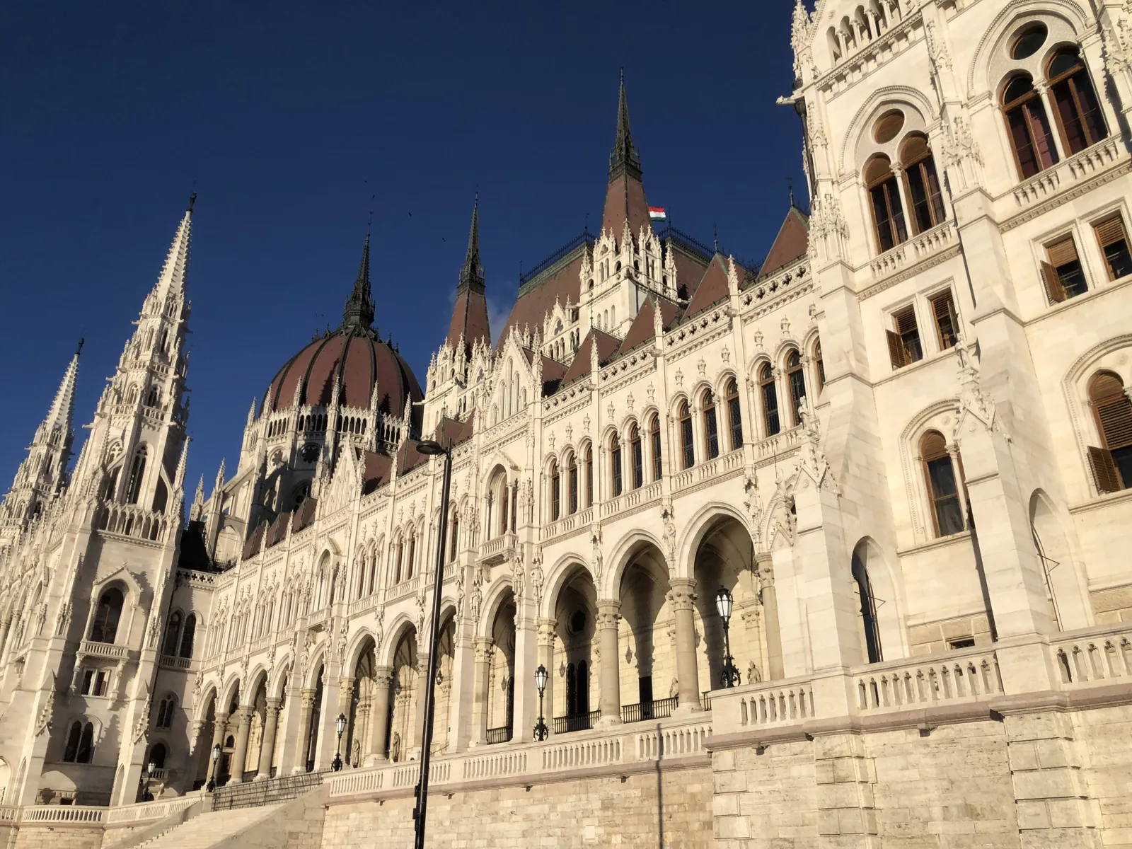 Budapest en 4 jours : mon carnet de voyage et mes bonnes adresses testées sur place 29 Le Parlement hongrois en contre-plongée, côté Danube