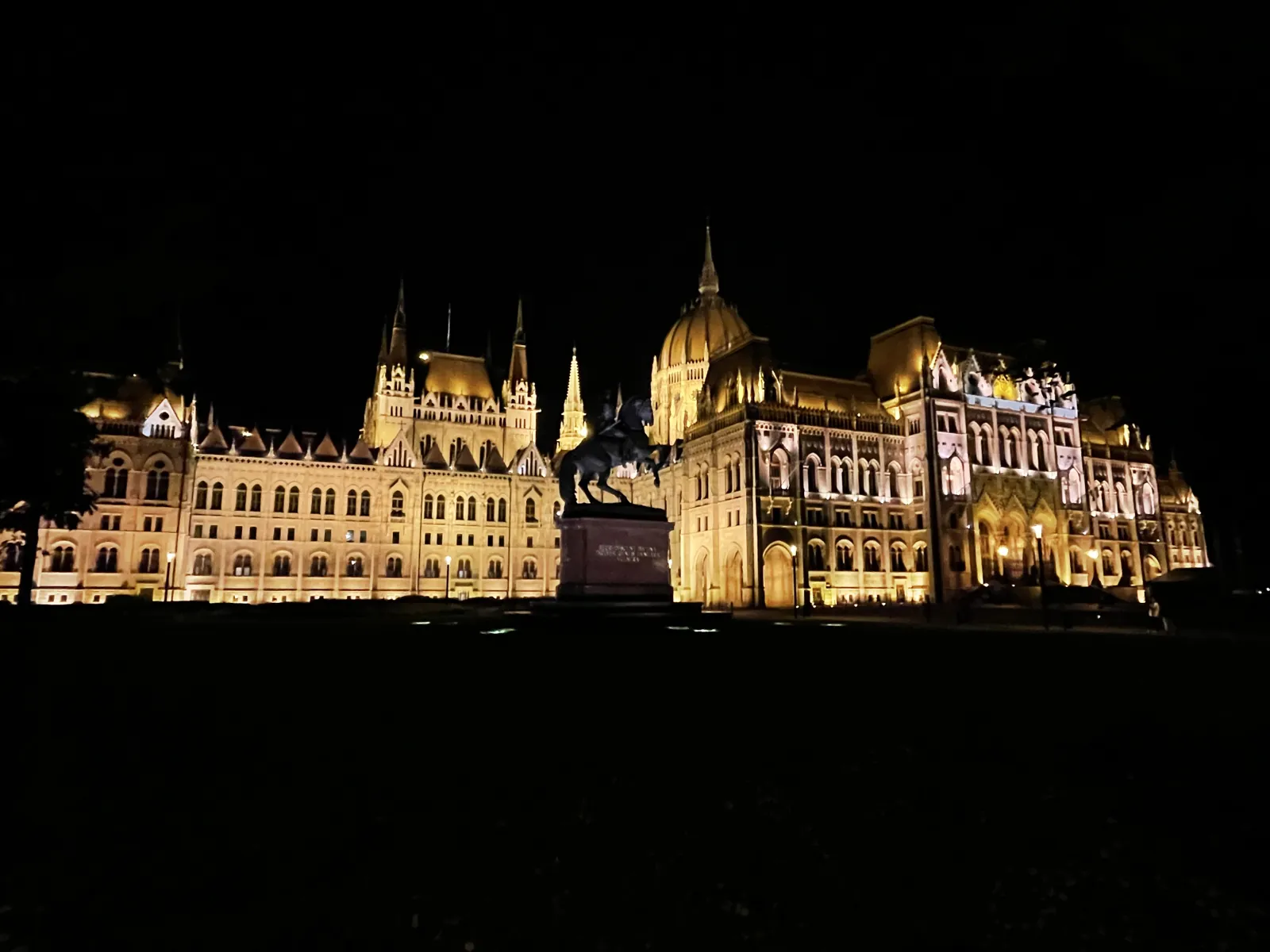 Budapest en 4 jours : mon carnet de voyage et mes bonnes adresses testées sur place 46 Le Parlement illuminé la nuit depuis la place Kossuth