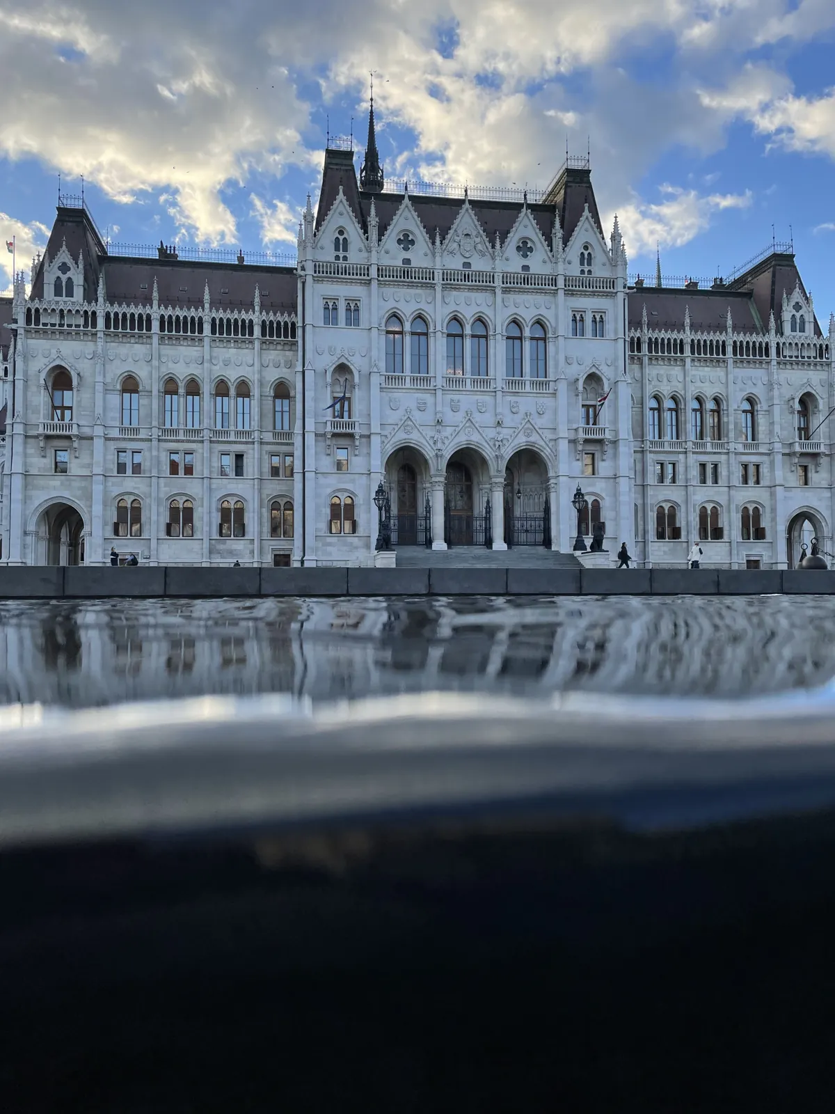Budapest en 4 jours : mon carnet de voyage et mes bonnes adresses testées sur place 31 Le Parlement reflété dans le bassin de la place Kossuth