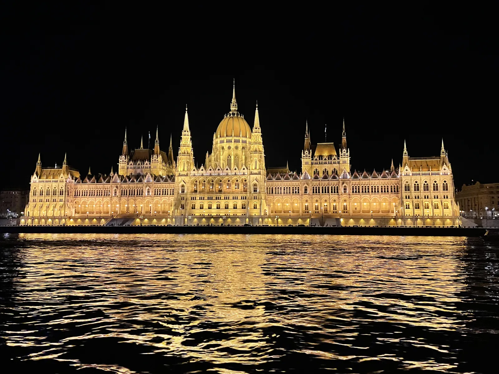 Budapest en 4 jours : mon carnet de voyage et mes bonnes adresses testées sur place 49 Le Parlement et ses reflets dorés sur le Danube, depuis le bateau