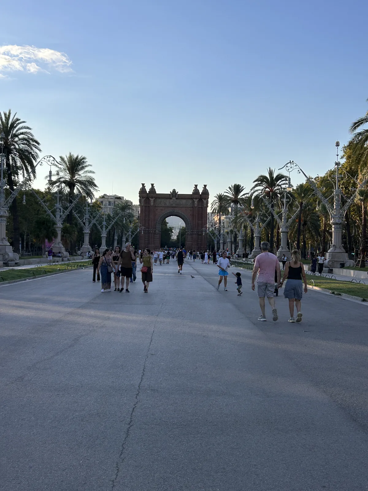 Le Passeig de Lluís Companys et l'Arc de Triomf en fin de journée