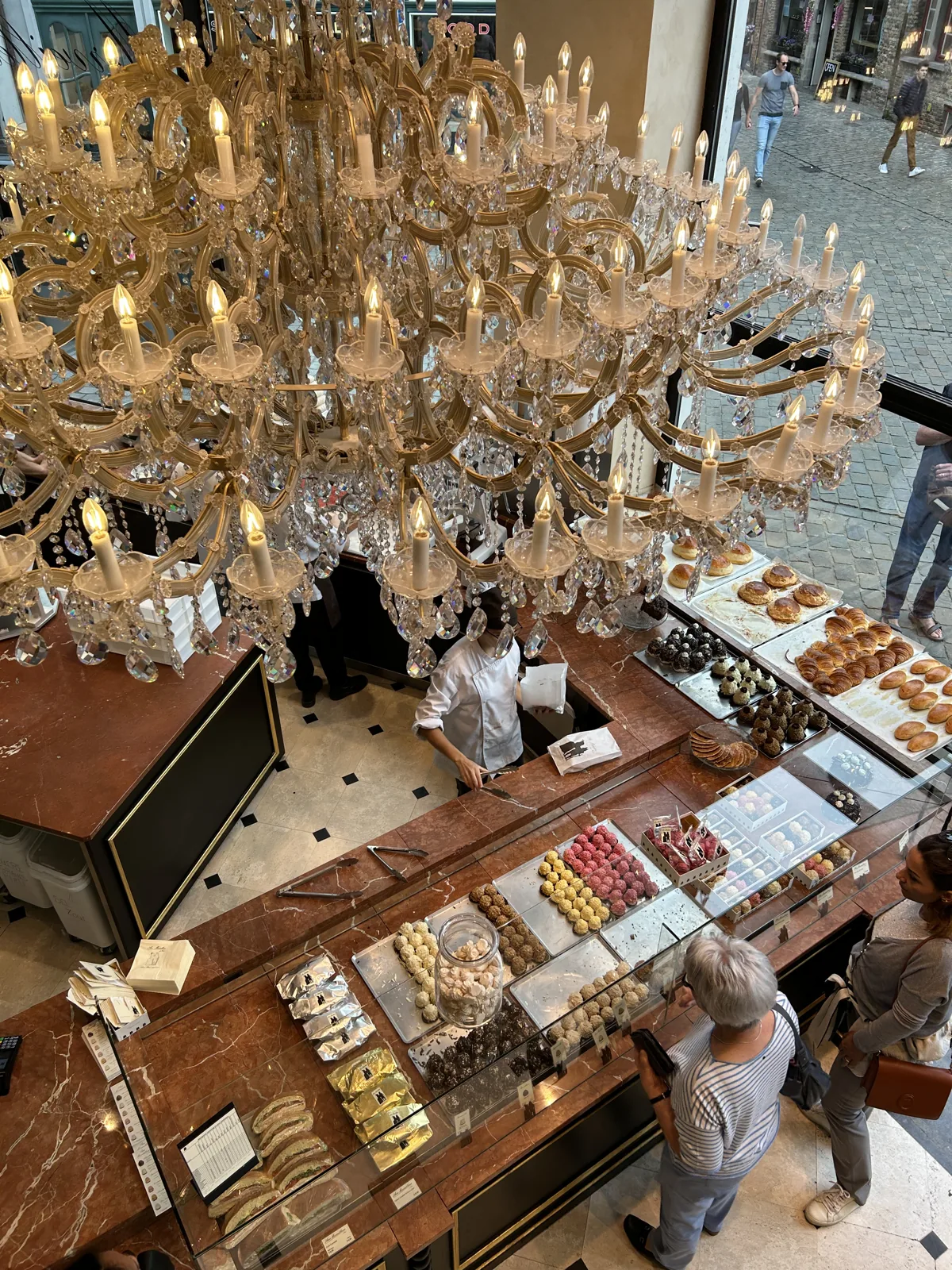 Pâtisserie Aux Merveilleux de Fred à Bruges, sur l'Eiermarkt, avec son grand lustre au-dessus des vitrines de brioches