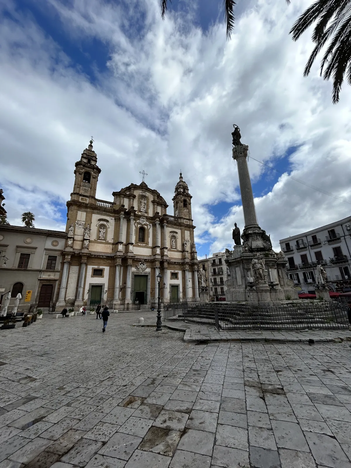 Visiter Palerme en 3 jours : mon carnet de voyage testé sur place 24 La piazza San Domenico, sa colonne et la façade de l'église