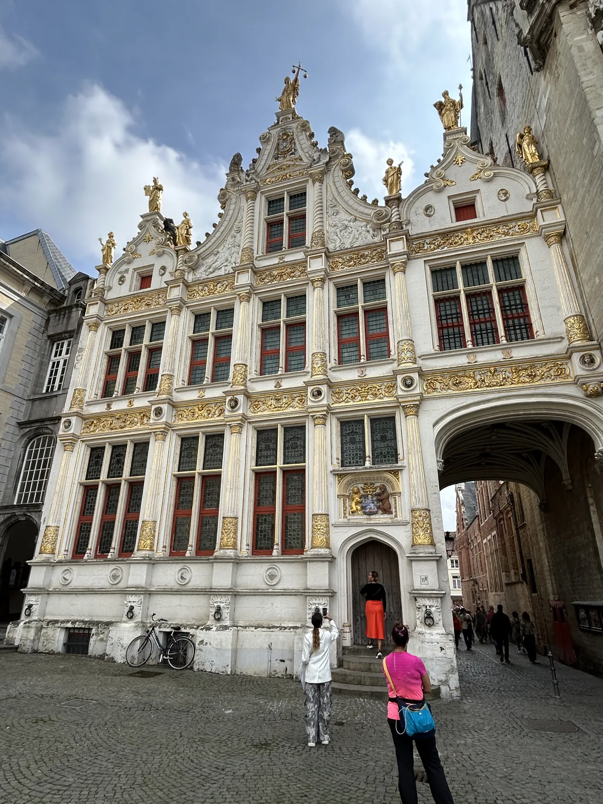 Façade Renaissance dorée sur la place du Burg à Bruges
