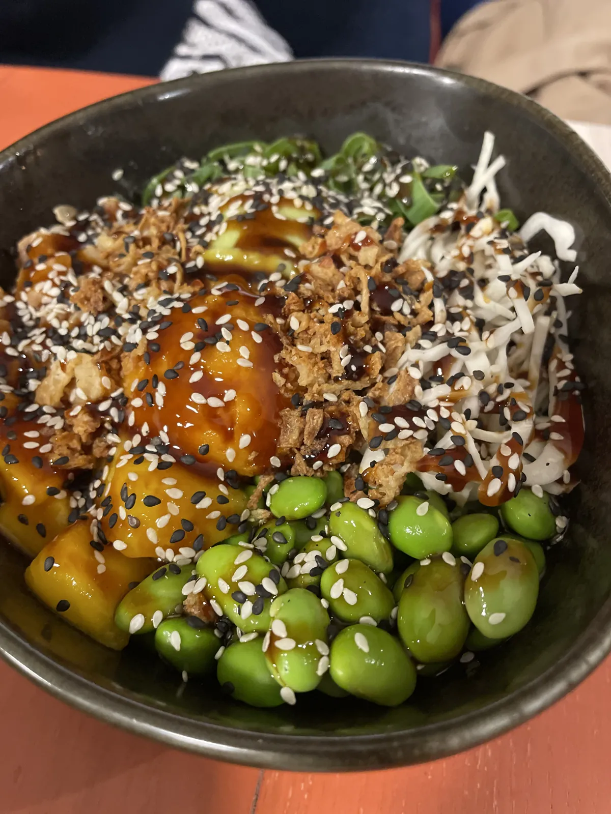 Budapest en 4 jours : mon carnet de voyage et mes bonnes adresses testées sur place 45 Un poke bowl énorme, saumon, edamame et mangue, avant la croisière