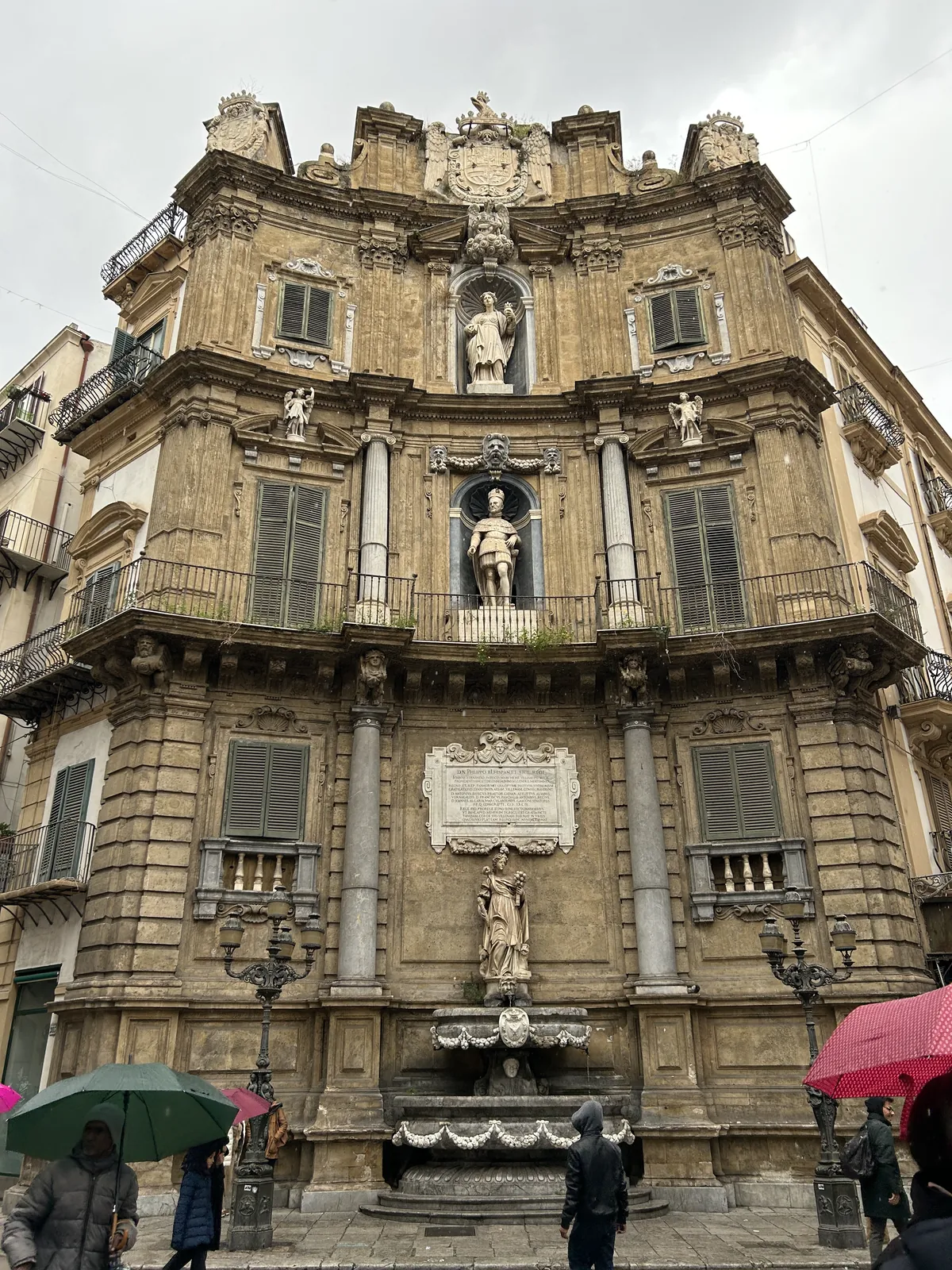 Visiter Palerme en 3 jours : mon carnet de voyage testé sur place 33 Une des quatre façades des Quattro Canti, avec ses statues superposées