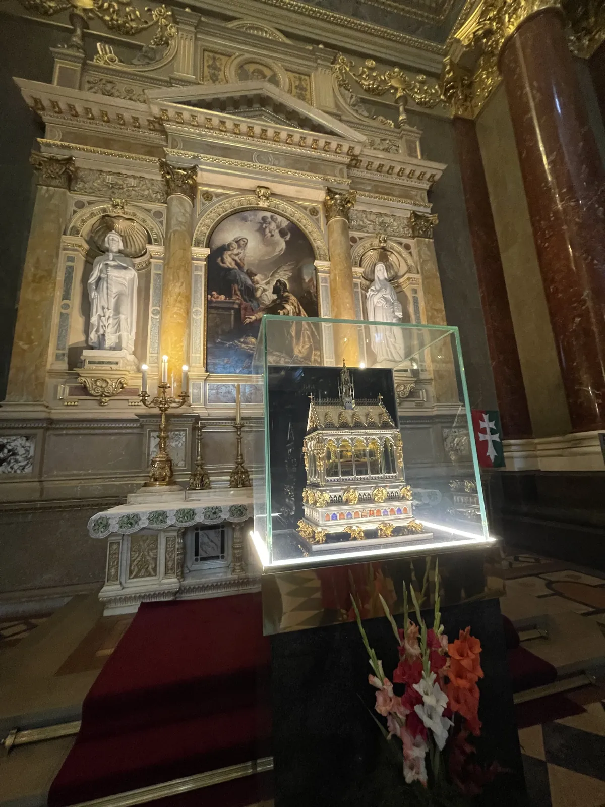 Budapest en 4 jours : mon carnet de voyage et mes bonnes adresses testées sur place 39 La Sainte Dextre, la main momifiée du roi Étienne, dans sa châsse