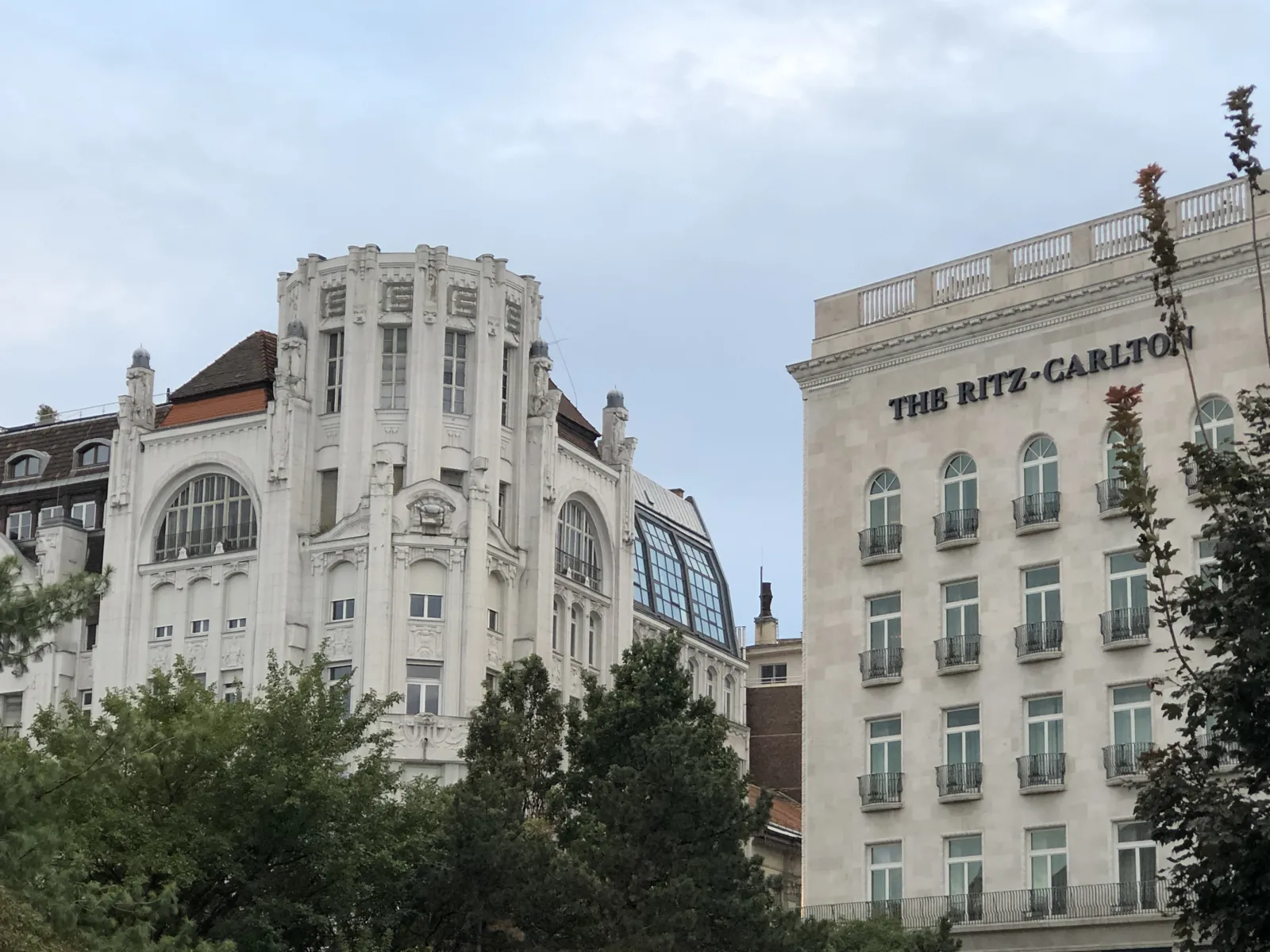 Budapest en 4 jours : mon carnet de voyage et mes bonnes adresses testées sur place 14 La façade du Ritz-Carlton Budapest, juste en face de l'appart-hôtel