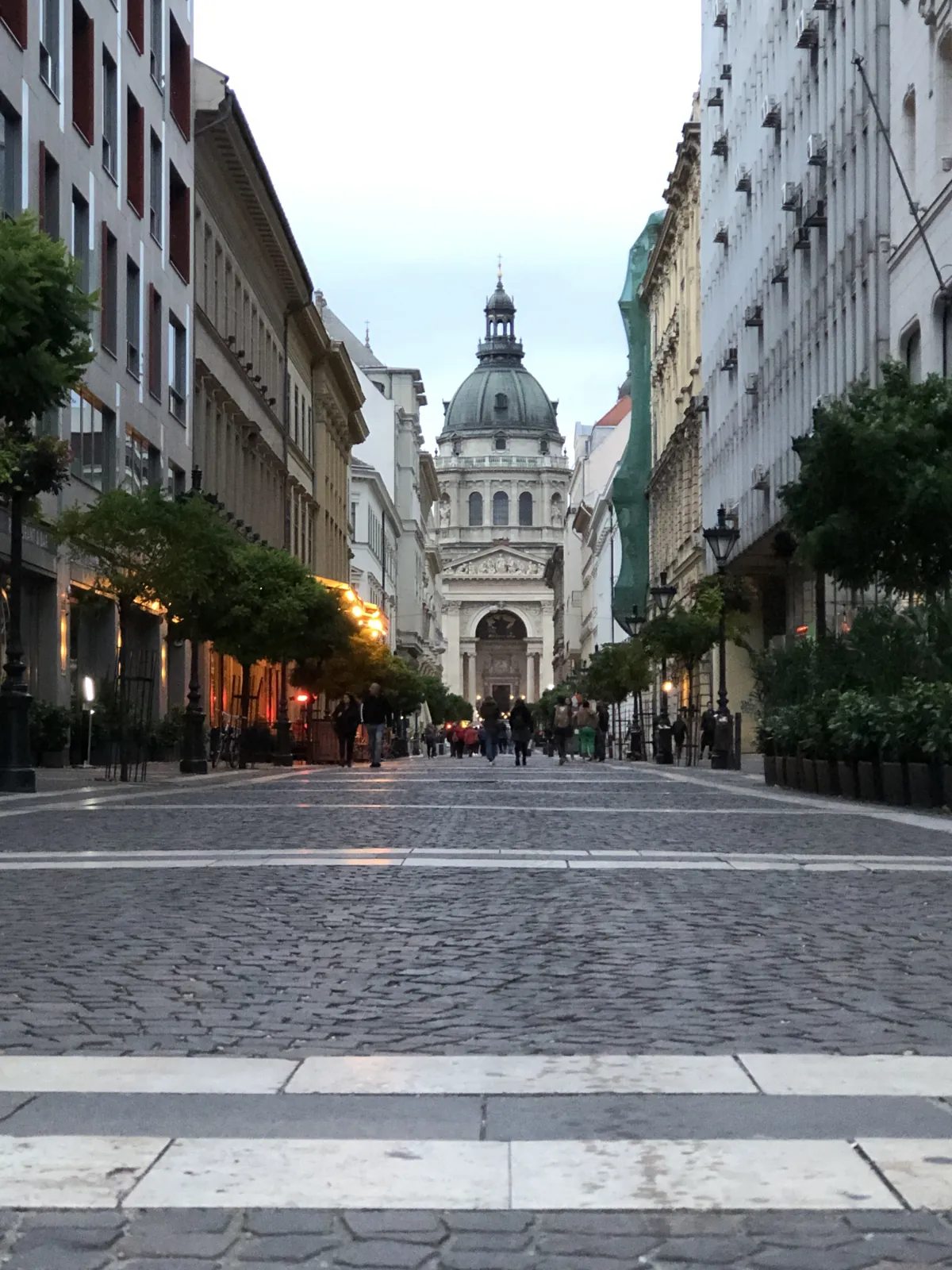 Budapest en 4 jours : mon carnet de voyage et mes bonnes adresses testées sur place 18 La rue Zrínyi, piétonne, avec la basilique Saint-Étienne en point de fuite