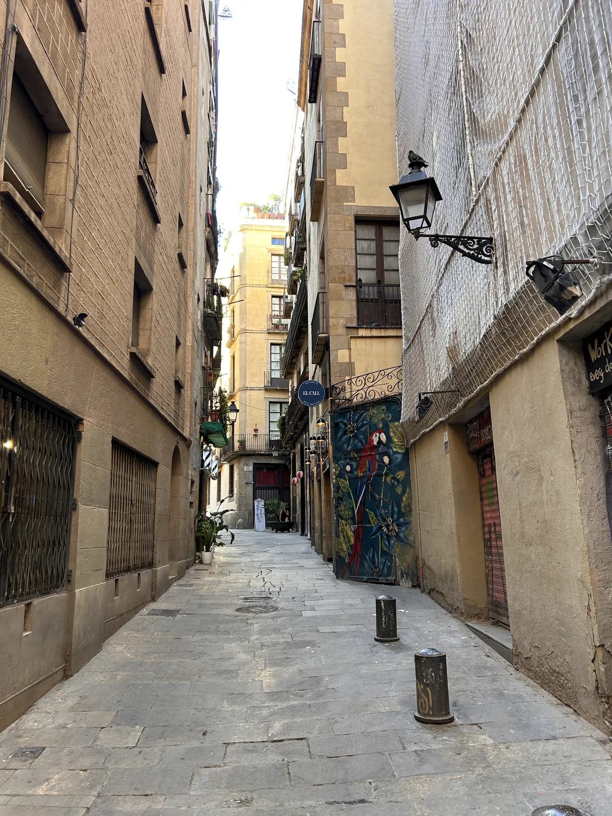 Une ruelle calme du Barri Gòtic avec une fresque