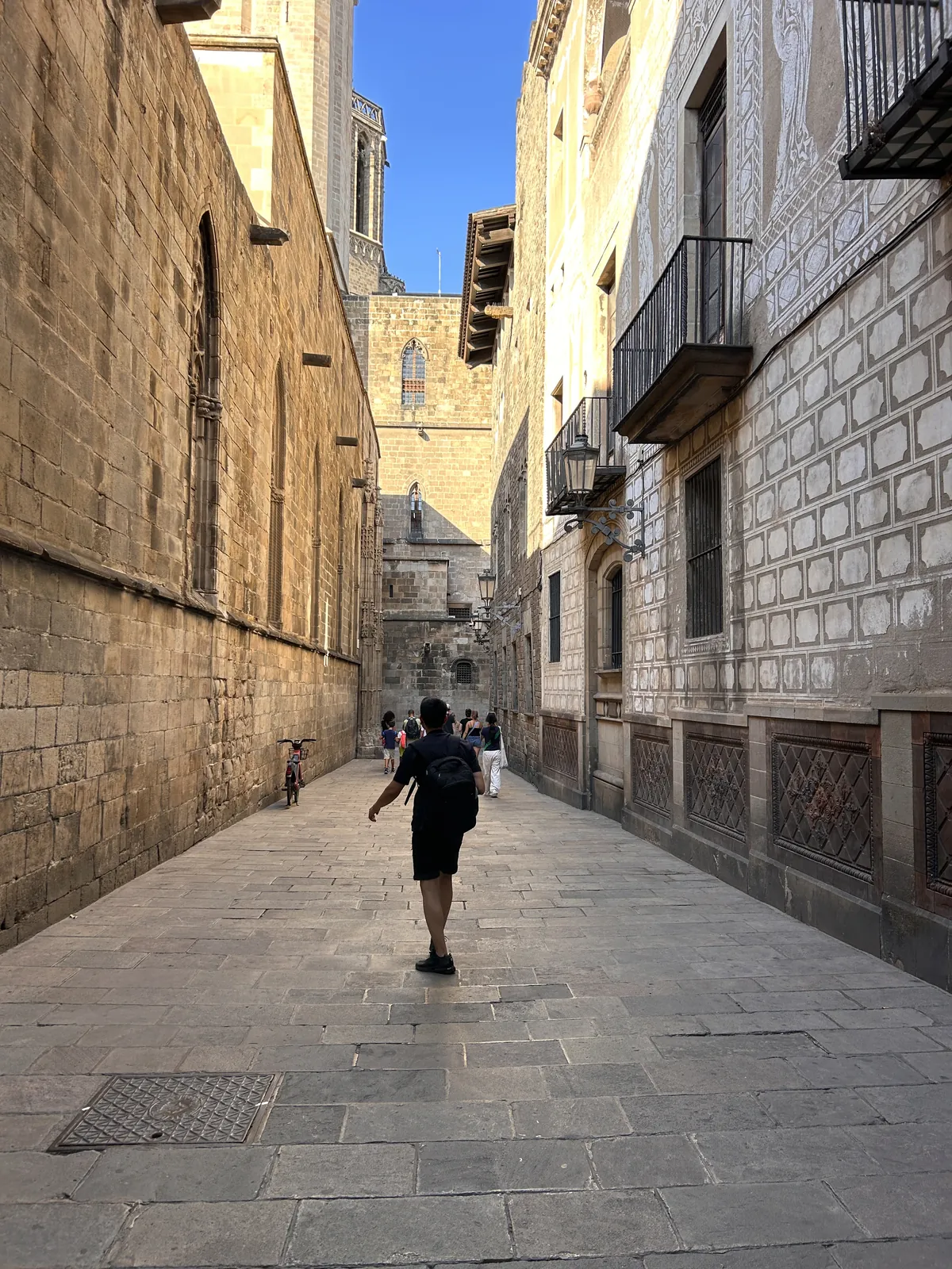 Une ruelle en pierre du Barri Gòtic