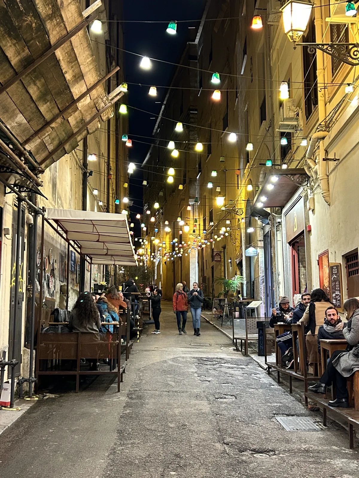 Visiter Palerme en 3 jours : mon carnet de voyage testé sur place 22 Une ruelle sous les guirlandes, avec les terrasses déjà pleines