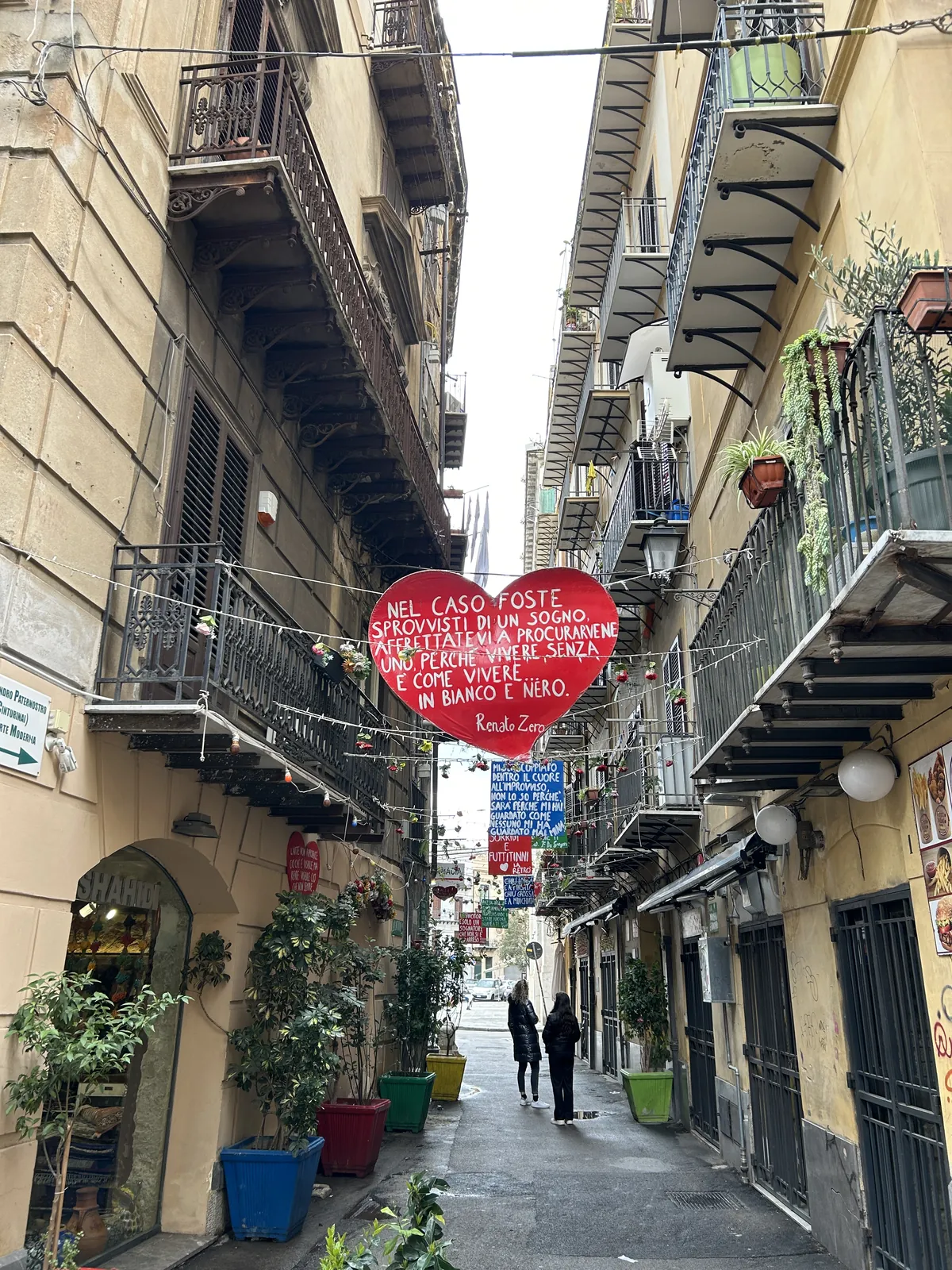Visiter Palerme en 3 jours : mon carnet de voyage testé sur place 29 Une ruelle pittoresque, ses balcons fleuris et son cœur rouge suspendu