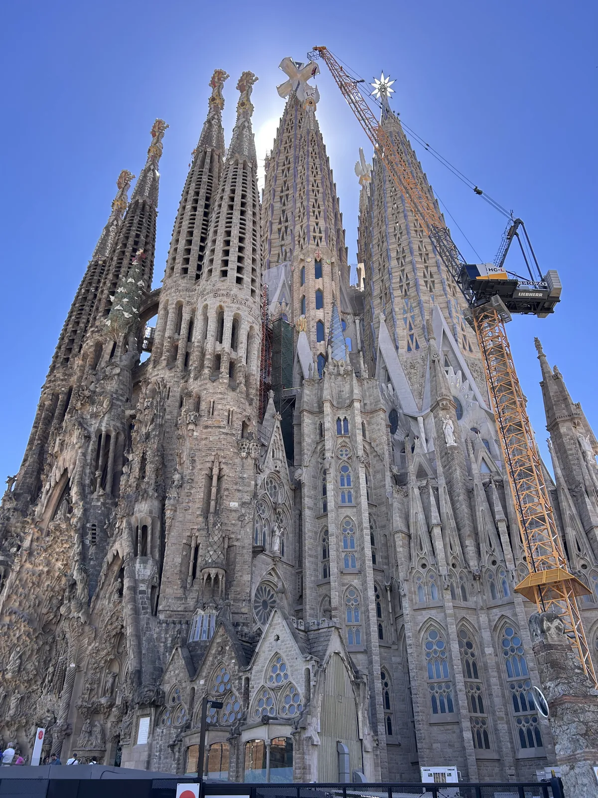 La façade de la Sagrada Familia avec une grue