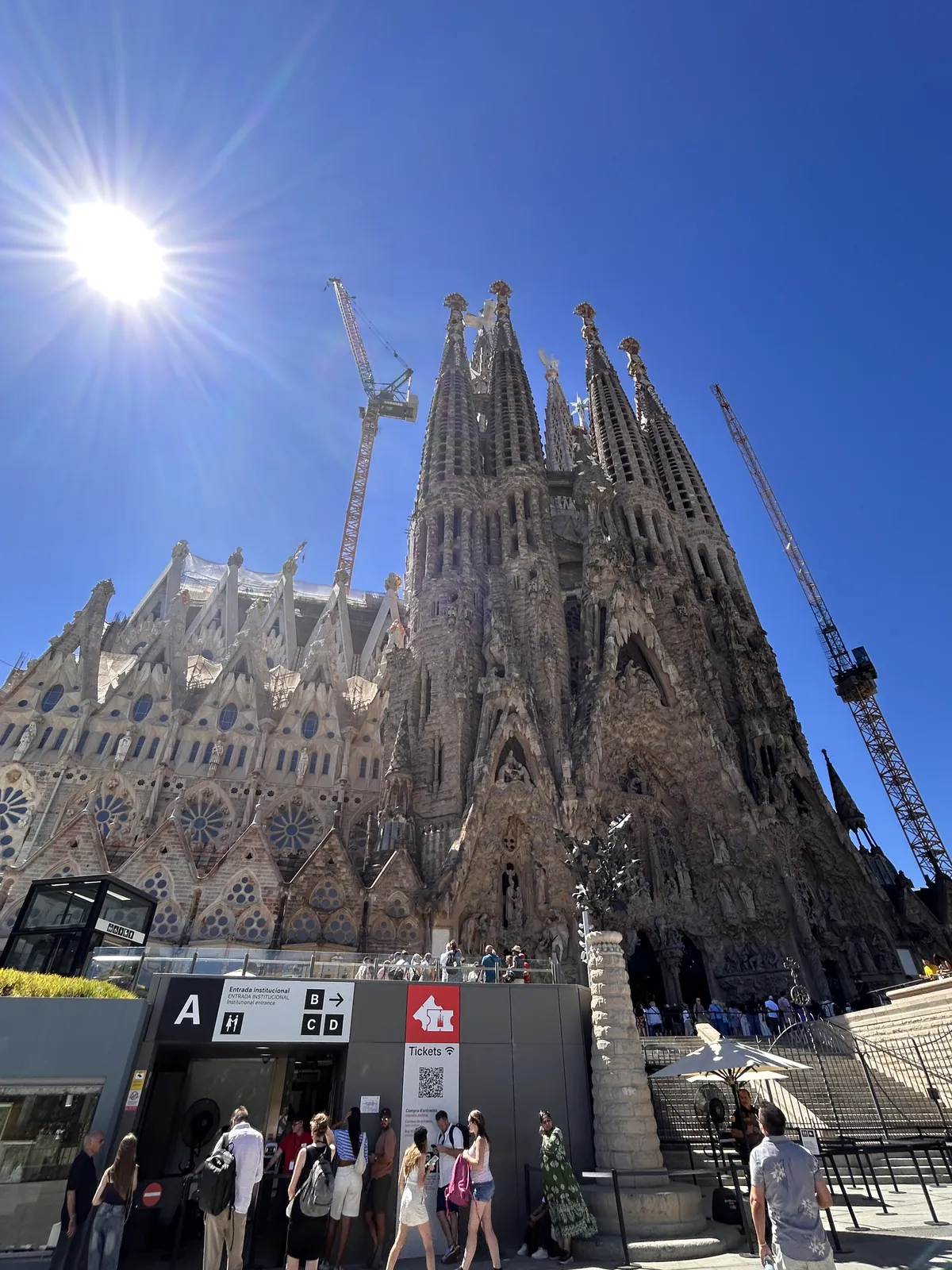 La foule à l'entrée de la Sagrada Familia en plein soleil