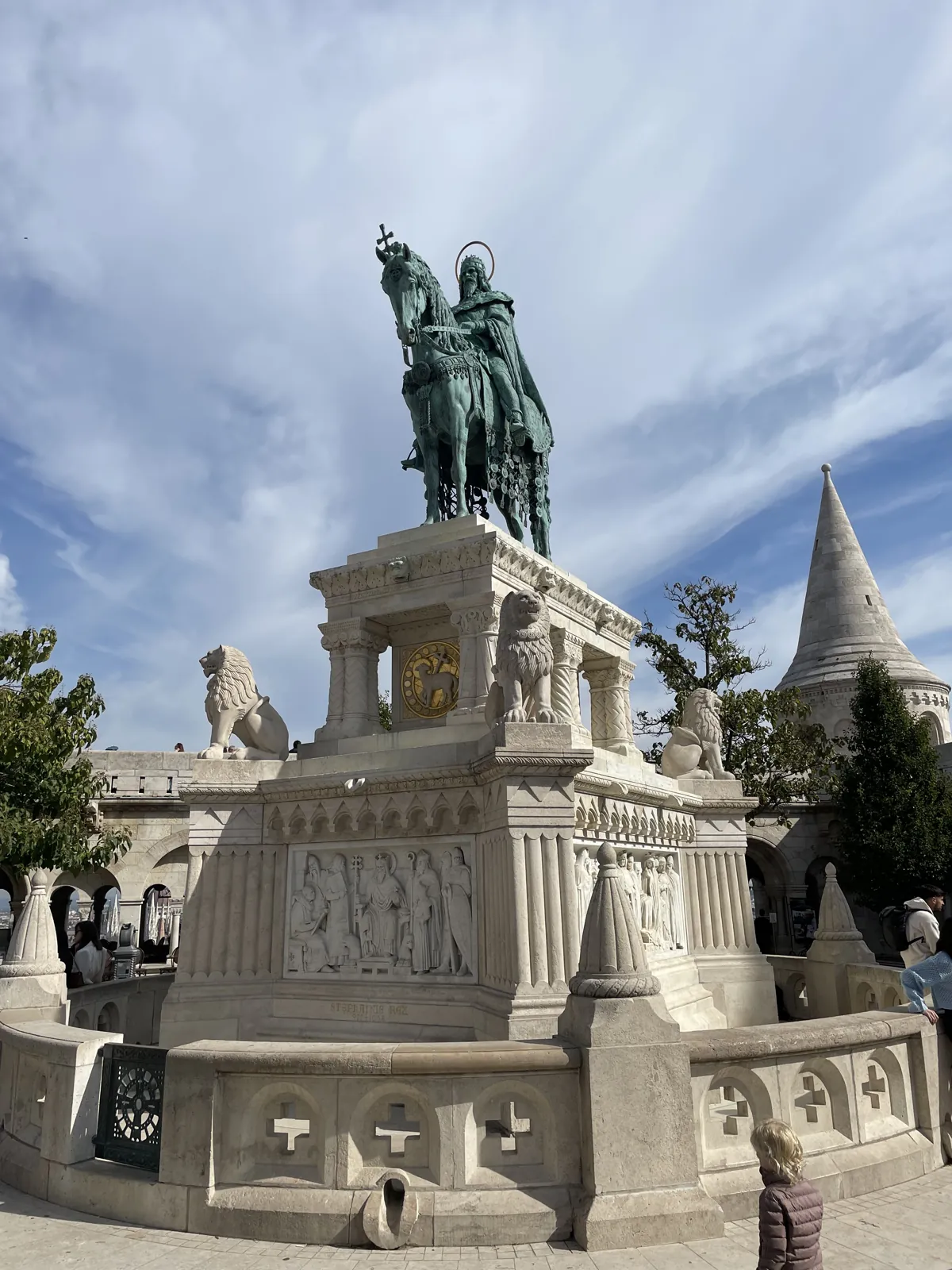 Budapest en 4 jours : mon carnet de voyage et mes bonnes adresses testées sur place 58 La statue équestre du roi Étienne devant le Bastion des pêcheurs