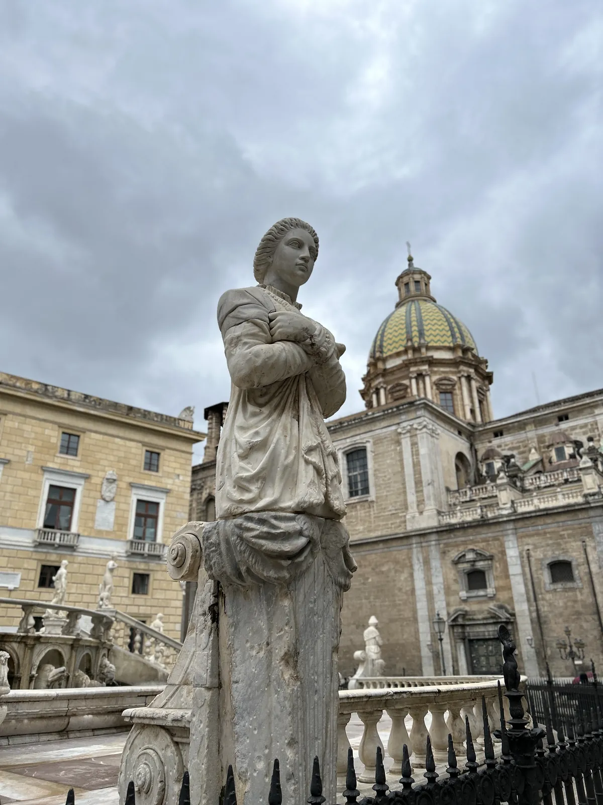 Visiter Palerme en 3 jours : mon carnet de voyage testé sur place 32 Une des statues de la fontaine Pretoria, devant la coupole de Santa Caterina