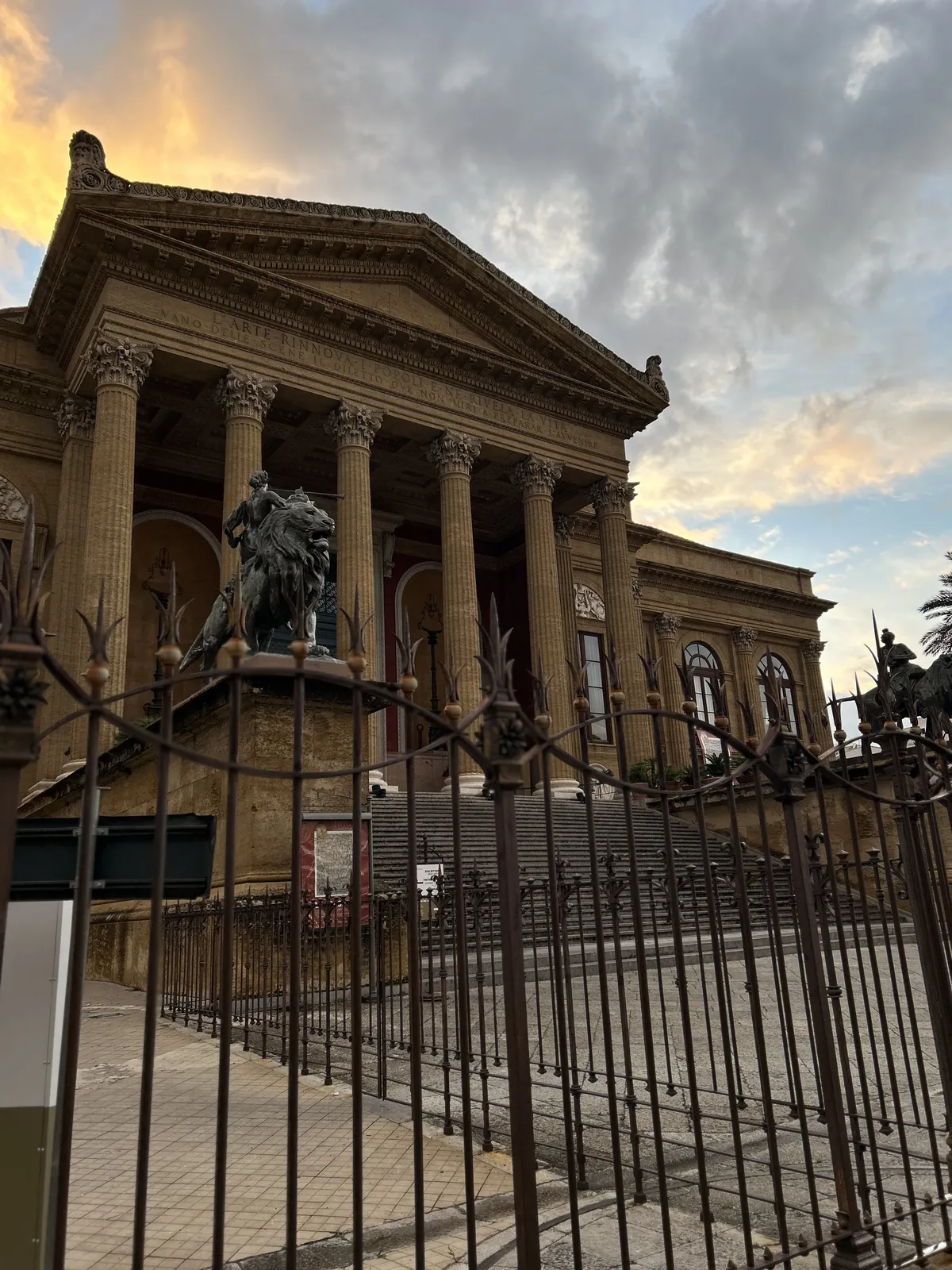 Visiter Palerme en 3 jours : mon carnet de voyage testé sur place 18 Le Teatro Massimo au coucher du soleil