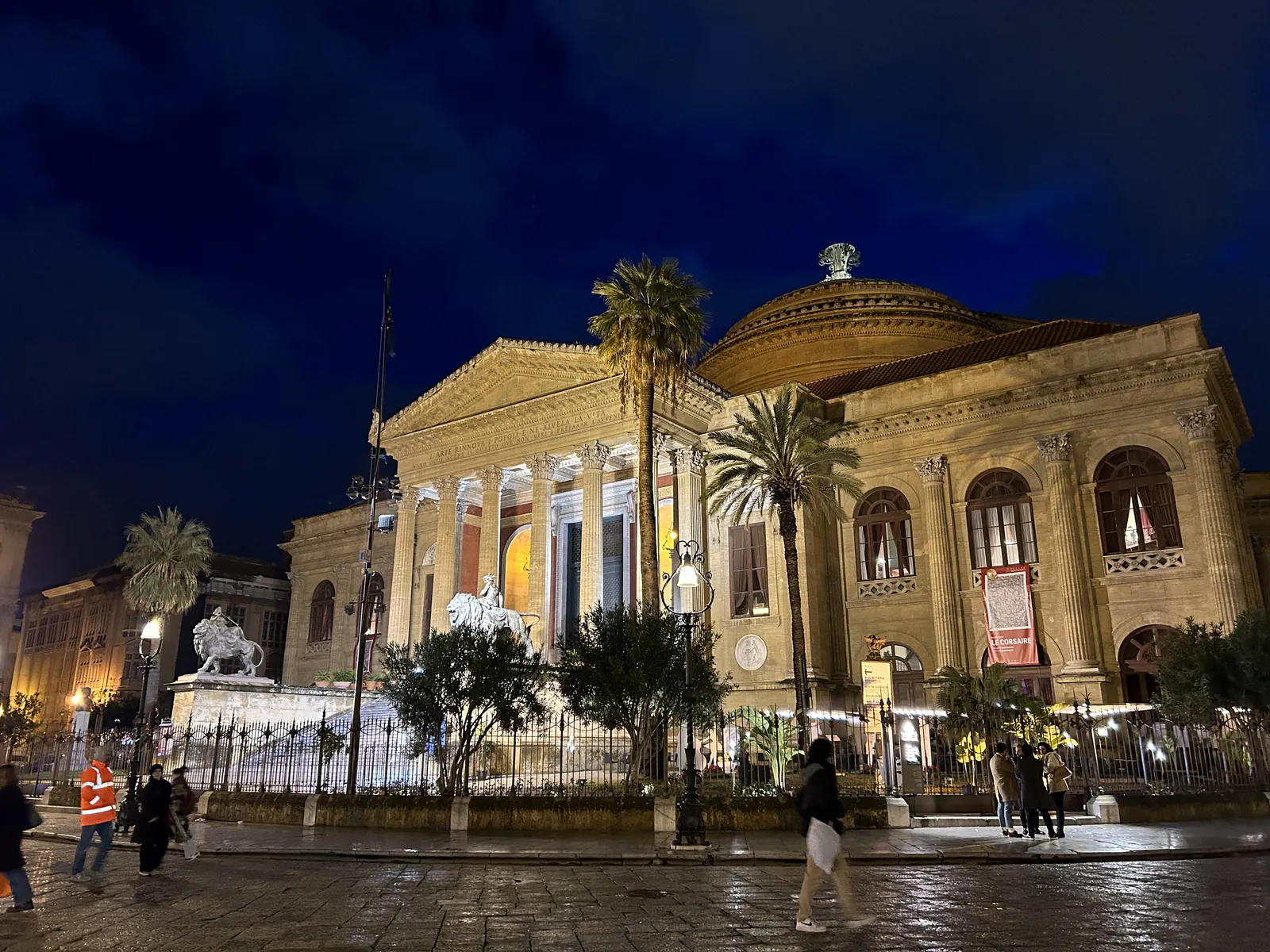 Visiter Palerme en 3 jours : mon carnet de voyage testé sur place 19 Le même, une heure plus tard, illuminé au milieu des palmiers