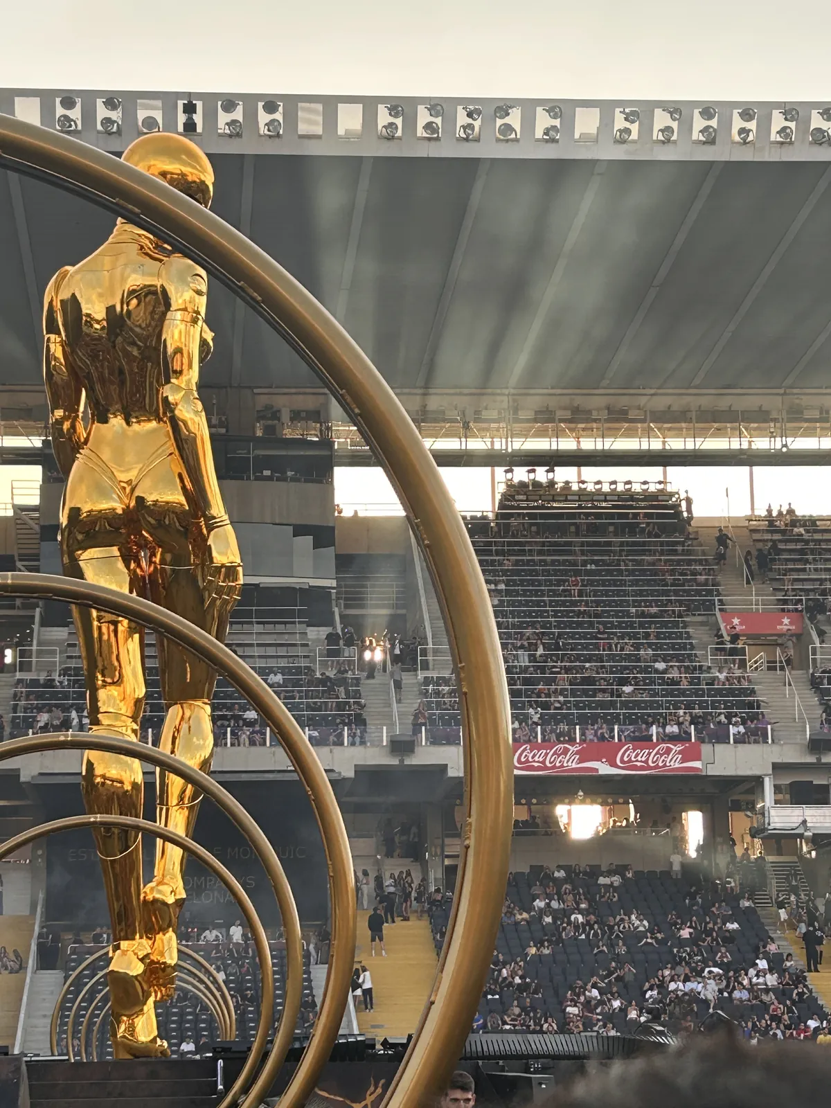 La statue dorée géante et les anneaux de la scène de The Weeknd
