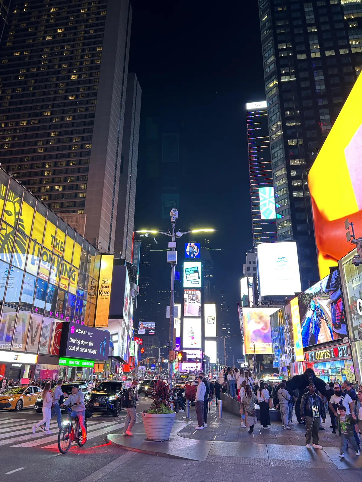 New York en 5 jours : mon carnet de voyage et mes conseils testés sur place 17 Times Square de nuit avec ses écrans géants et la foule, lors de la première soirée à New York