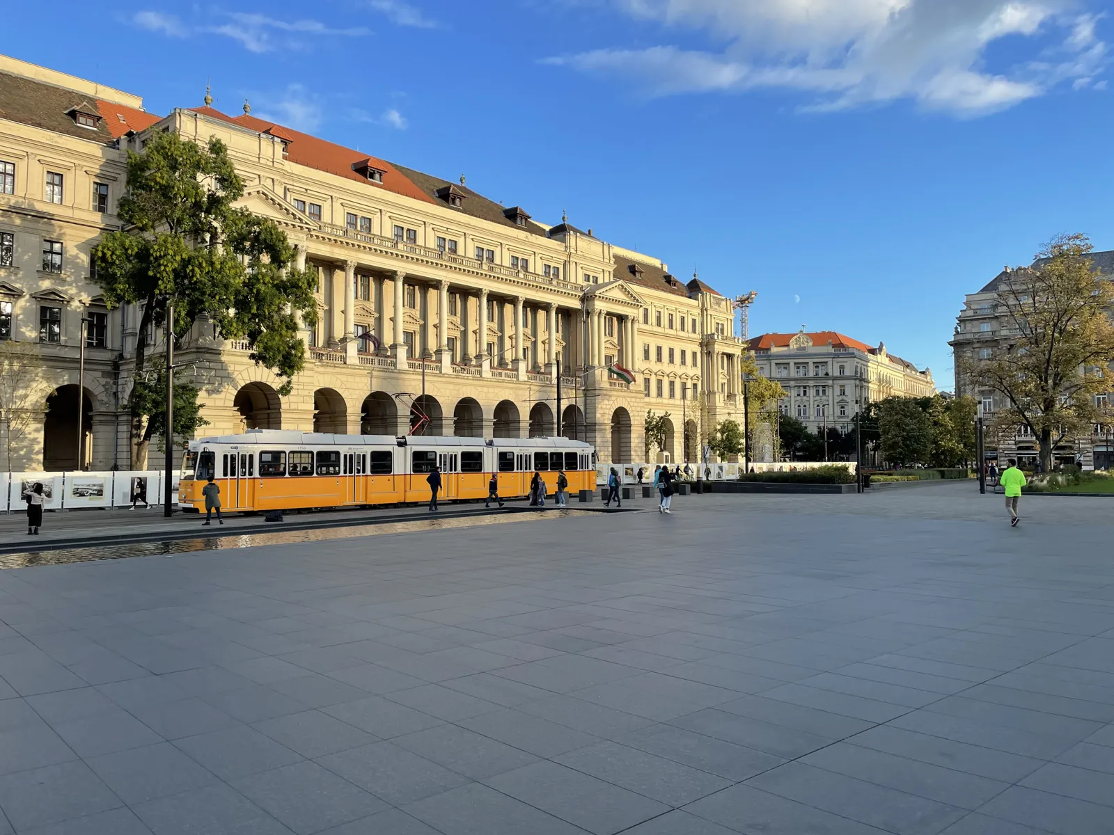 Budapest en 4 jours : mon carnet de voyage et mes bonnes adresses testées sur place 33 Le tram jaune qui traverse la place Kossuth, devant le Parlement