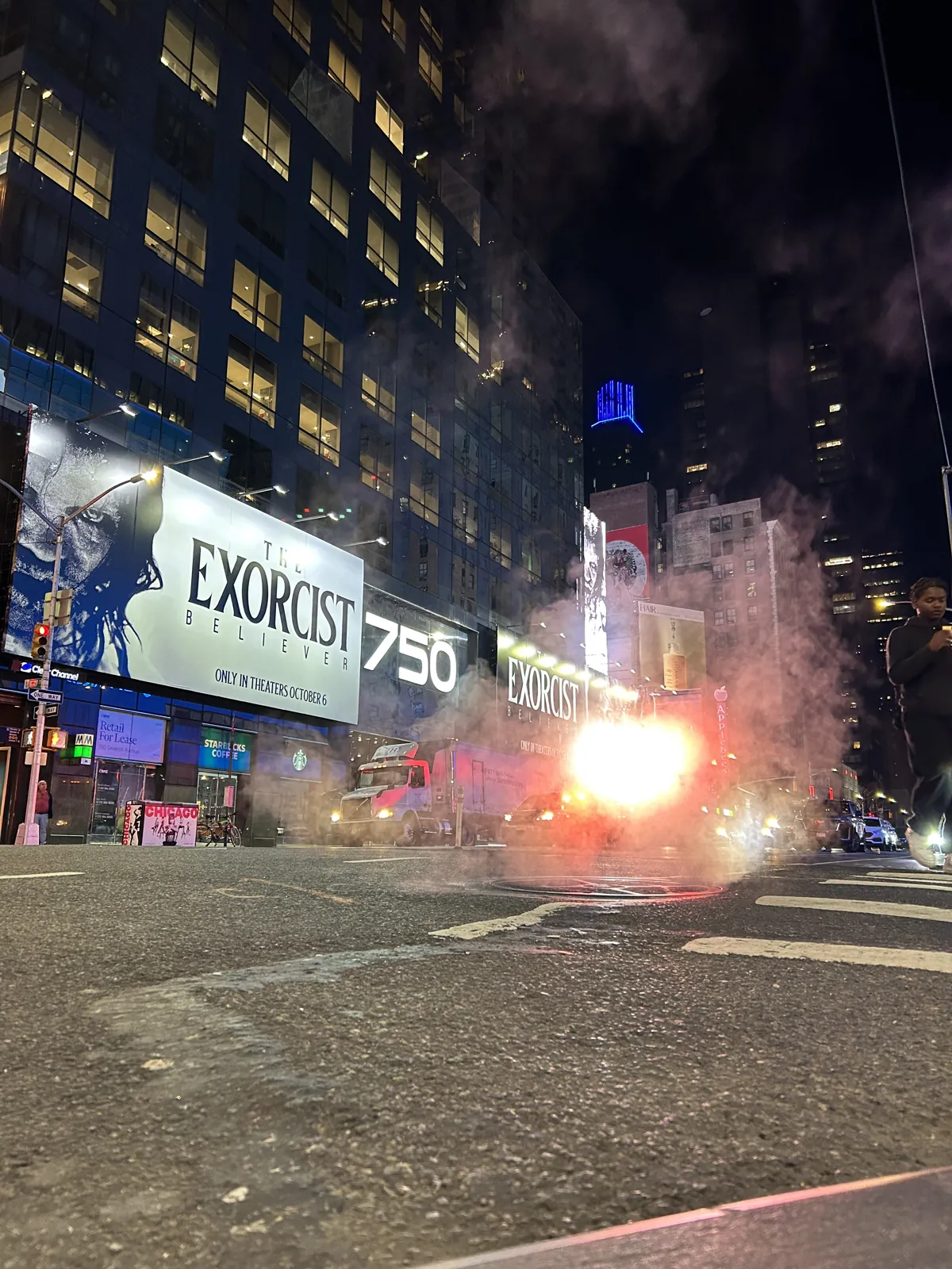 New York en 5 jours : mon carnet de voyage et mes conseils testés sur place 32 Les fumées de vapeur qui sortent de la chaussée à New York la nuit