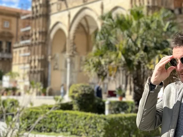 Mike devant la cathédrale de Palerme, sous le soleil de mars