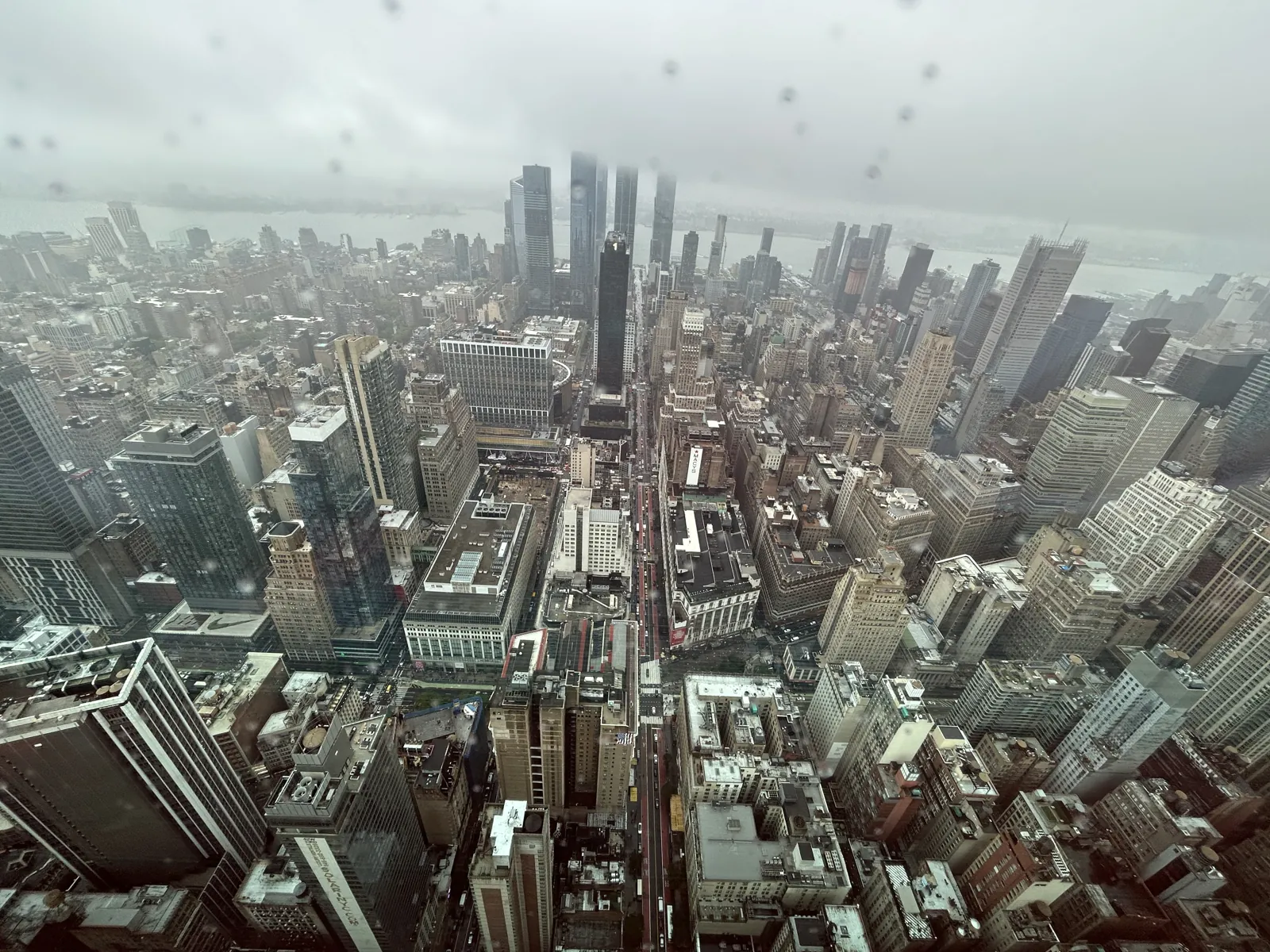 New York en 5 jours : mon carnet de voyage et mes conseils testés sur place 47 La vue depuis le 86e étage de l'Empire State Building un jour de pluie et de brouillard