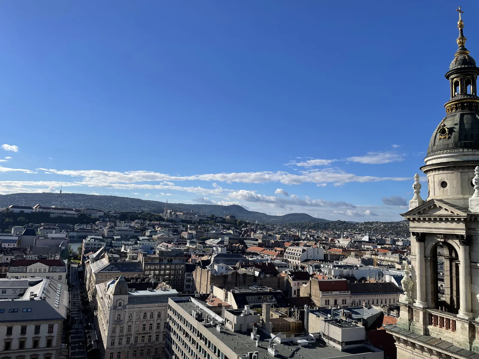 Budapest en 4 jours : mon carnet de voyage et mes bonnes adresses testées sur place 41 La vue sur les toits de Pest et les collines de Buda depuis la coupole