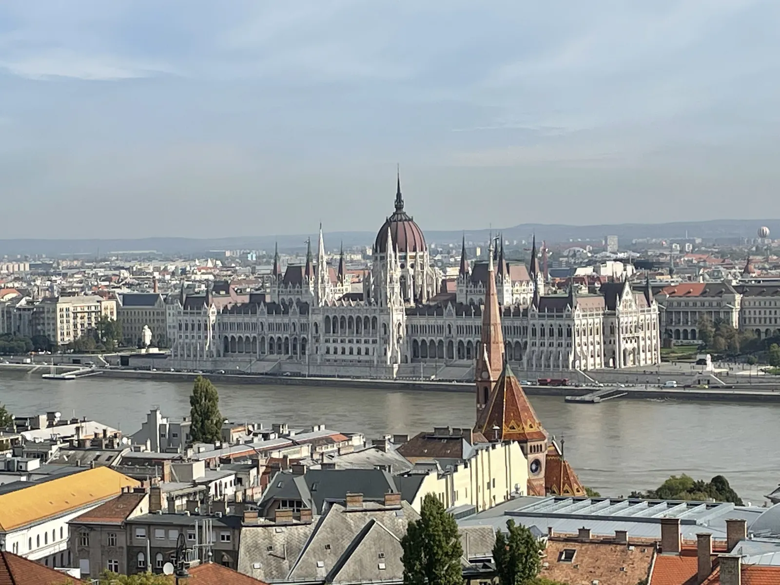 Budapest en 4 jours : mon carnet de voyage et mes bonnes adresses testées sur place 55 Le Parlement et le Danube vus depuis le Bastion des pêcheurs